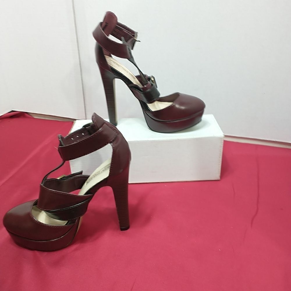 Leila Stone Woman's SZ 5.5 Wenny Heels Burgundy . Condition is Pre-owned.